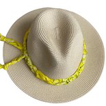 قبعة صيفية مع باندانا صفراء